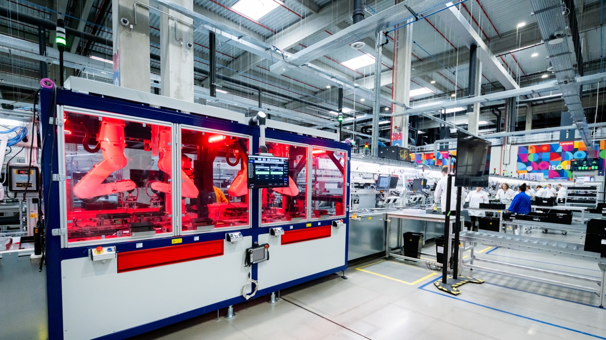 Dentro l'impianto Lenovo a Budapest, la fabbrica «Made in Europe» per resistere alle crisi globali di mercato