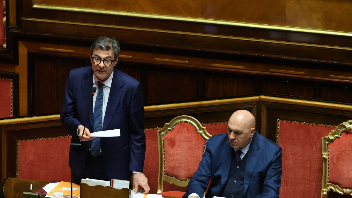 Il pasticcio del deficit: per 600 milioni l'Italia è oltre il 3%. Ora è caccia alla «manina» nemica: sotto la lente il ruolo di Istat e Ragioneria