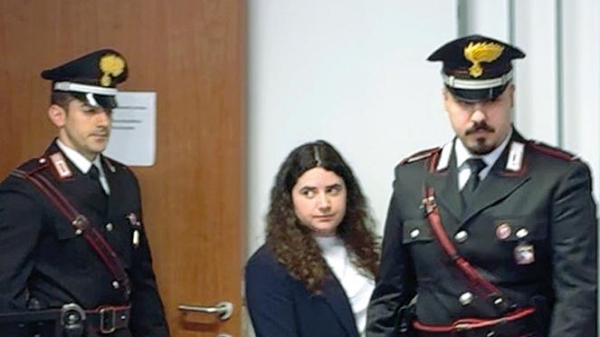 Il processo a Chiara Petrolini, viaggio nella psiche di una ragazza modello capace di scavare a mani nude le tombe dei suoi figli