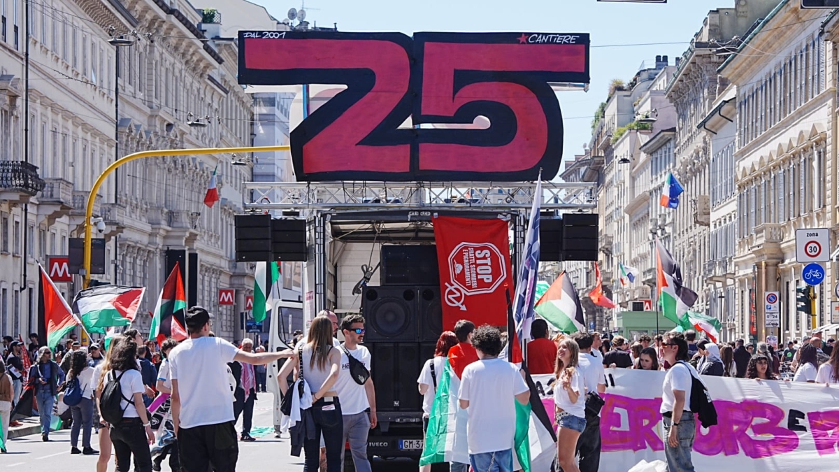 Manifestazione del 25 aprile a Milano in diretta | Contestazioni alla Brigata Ebraica: «Fuori, fuori!» Traffico, bollino nero per la coincidenza con il Fuorisalone