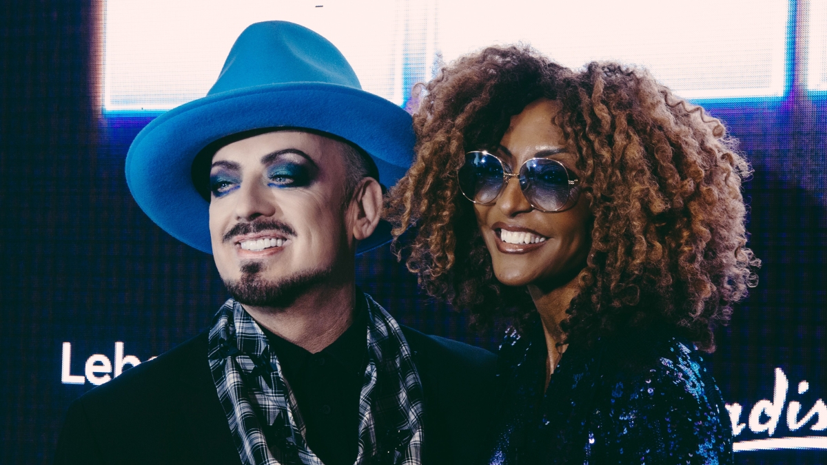 Boy George: «Ero odioso, oggi sono ancora il re degli strambi. Compravo 25 abiti uguali ma di colori diversi e non li mettevo»