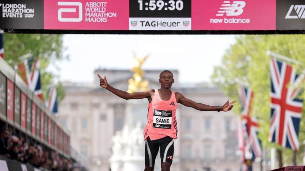 «Tè, due fette di pane e 200 km alla settimana»: così Sabastian Sawe ha stabilito il nuovo record del mondo nella maratona in 1h 59’30’’