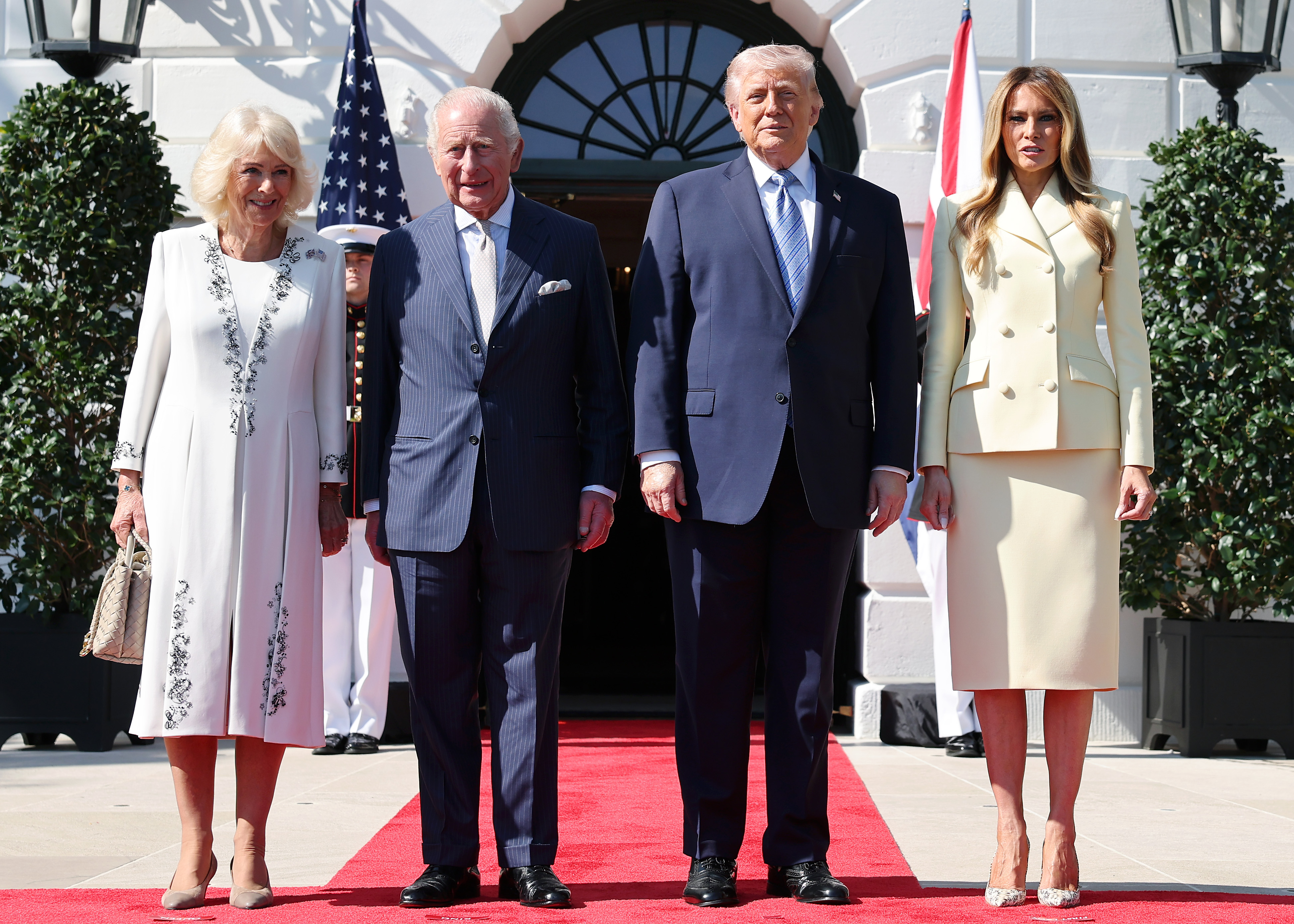 Camilla e la Flag Brooch, Melania in giallo pallido, re Carlo e Trump in completo blu: i look (diplomatici) della visita di Stato dei sovrani britannici negli Usa