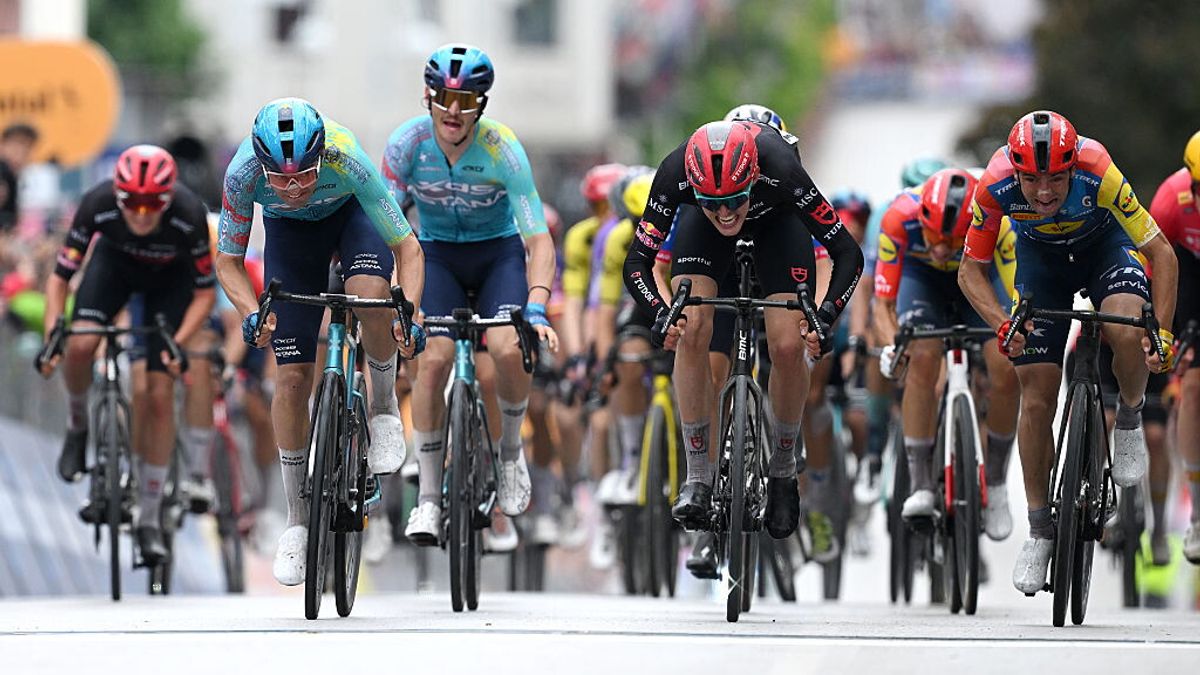 Giro d’Italia, seconda tappa: Guillermo Silva si prende frazione e maglia rosa dopo la maxicaduta - Sportmediaset