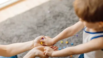 Autismo nel bambino e lavoro della madre, c’è un legame? Come interpretare il nuovo studio