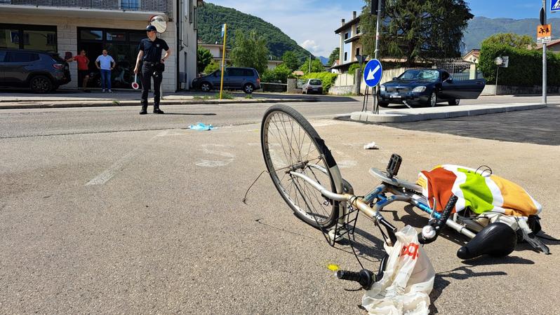 Auto contro bici a Piovene Rocchette, il ciclista sbalzato sull’asfalto è grave