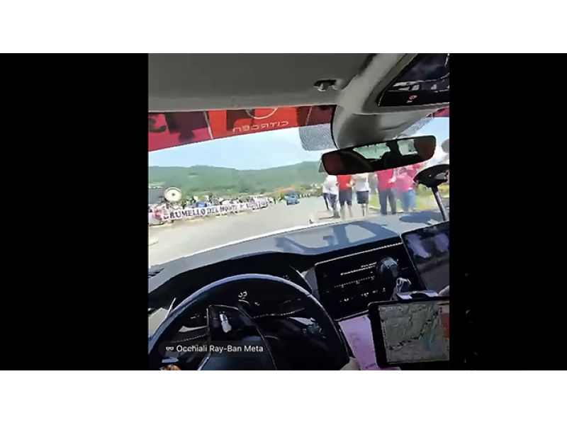 GIRO D'ITALIA. EMOZIONI IN AMMIRAGLIA: «VAI DI CLACSON, HANNO BISOGNO DI NOI...». VIDEO