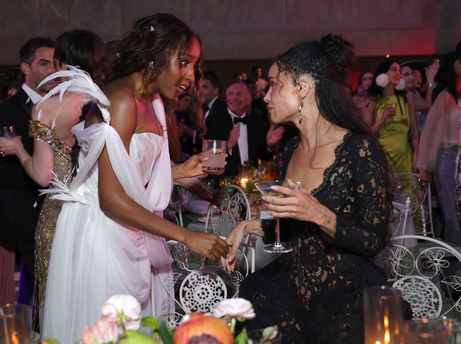 Ayo Edebiri e Zoë Kravitz senza anello di fidanzamento al Met Gala 2026