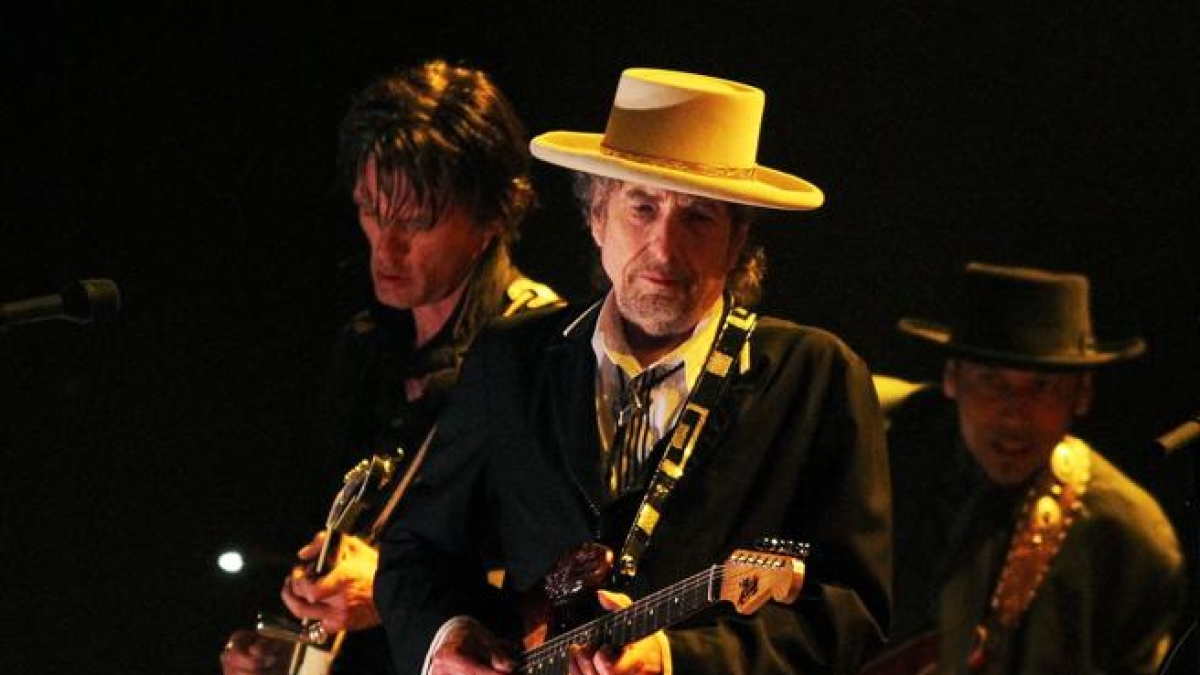Bob Dylan compie 85 anni: qual è il vero nome, gli abusi di eroina e anfetamina, chi è l'ultima moglie da cui divorziò nel 1992