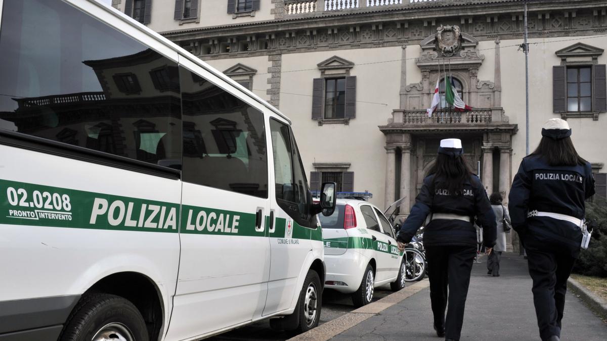 Milano, marito e moglie travolti da un'auto in via Pirelli. Lui muore, lei è molto grave. «Attraversavano sulle strisce»