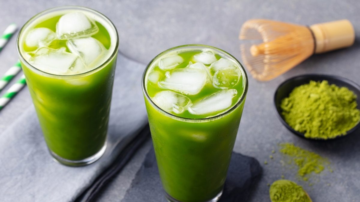 Matcha ghiacciato, la bevanda rinfrescante che fa bene a mente e corpo: che cos’è e come si prepara