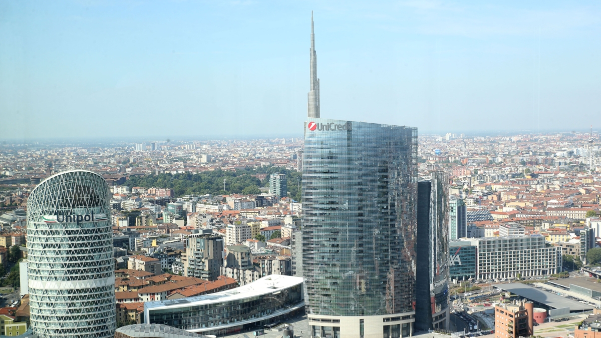 Unicredit, dai soci sì all’aumento di capitale per l’ops Commerz. Padoan: «La banca tedesca deve generare più valore»