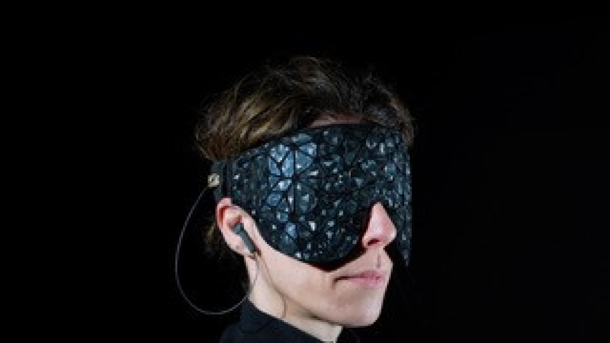 La maschera hi-tech che «legge» il sonno degli astronauti: monitora il riposo nelle missioni spaziali (ma il futuro è sulla Terra)