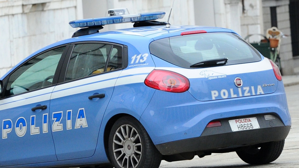 Milano, prima la violenza sessuale poi la rapina: arrestati due fratelli. Il minorenne abusa di una ragazza, l’altro (ora in carcere) minaccia e tiene lontani gli amici
