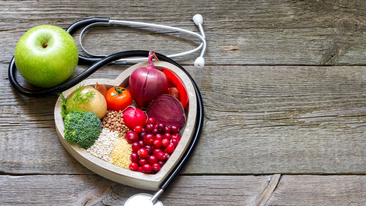 La salute del cuore comincia a tavola: meno infarti con scelte corrette (e anche meno ictus)