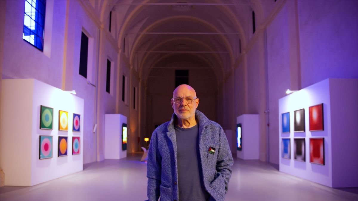 Brian Eno e la grande retrospettiva sull’arte: «Luce contro l’oscurità. David Bowie? Mi manca tantissimo. Giusto boicottare Israele a Eurovision e alla Biennale»