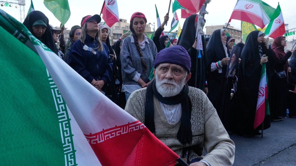 Iran, la resistenza degli ayatollah mentre la popolazione soffre: «Non arrivano gli stipendi»