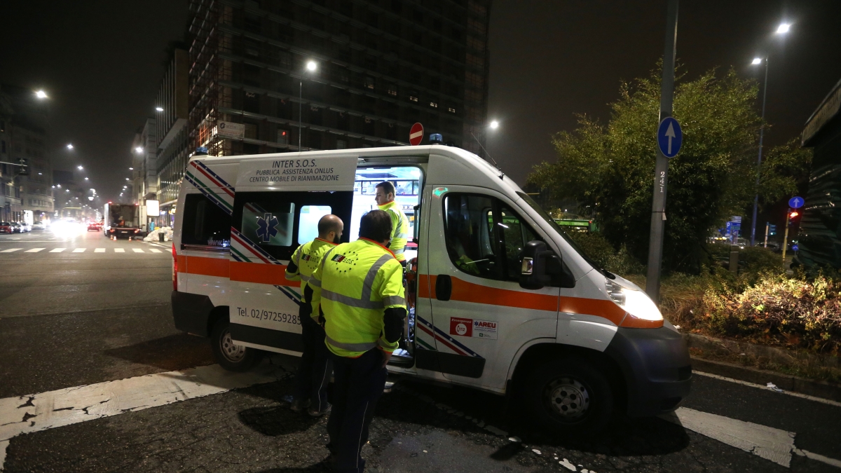 Milano, incidente a San Siro: 20enne senza patente prova lo scooter dell'amico, si schianta contro un'auto e muore