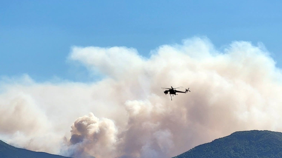 Monte Faeta, non si ferma il maxi incendio: nella notte evacuate 3500 persone ad Asciano, 800 ettari di terreno in fumo, case bruciate. Riaperto il foro di San Giuliano