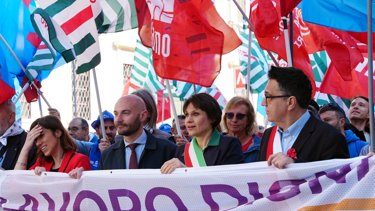 Milano, la manifestazione del Primo Maggio in diretta. Allarme dei sindacati: «Economia ferma ma per il governo c'è la piena occupazione»