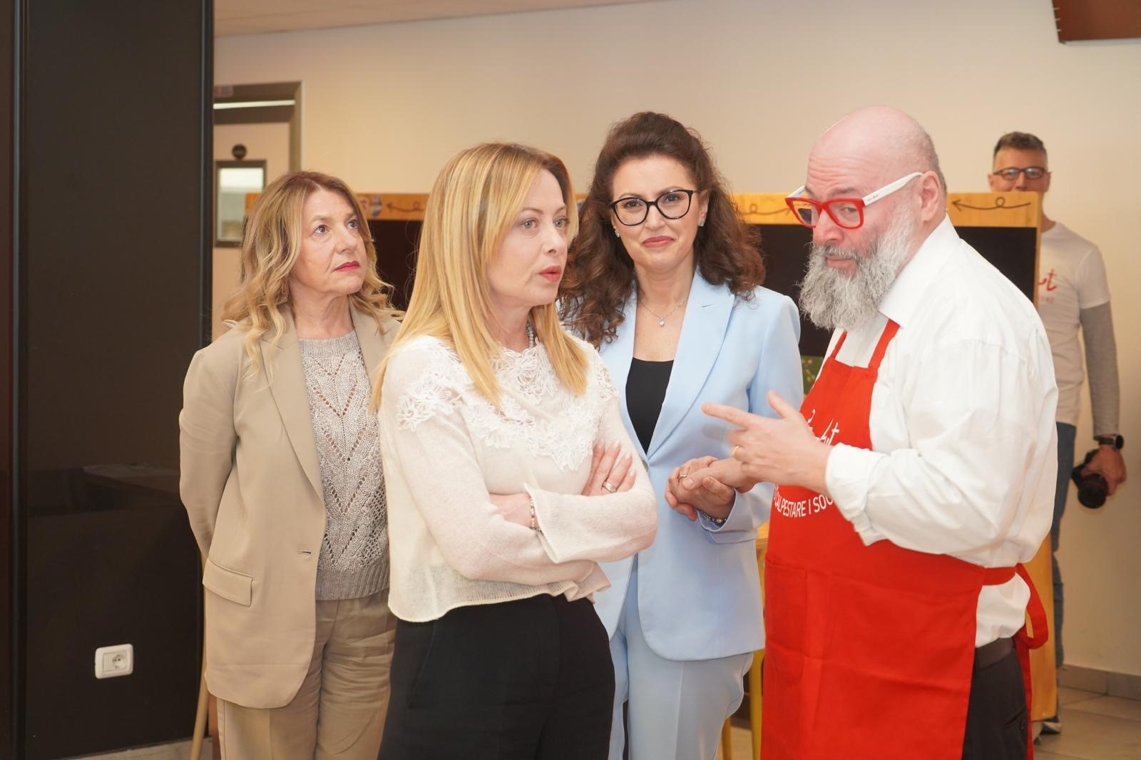 Meloni e il Primo Maggio a PizzAut, dopo la pizza Italia indossa il grembiule rosso: «Siete un'eccellenza italiana»