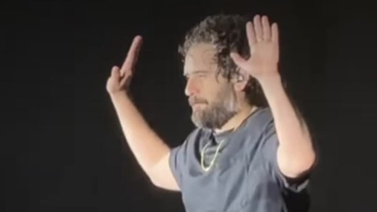 Tommaso Paradiso lancia il microfono a terra in uno scatto di rabbia. Poi le scuse: «Si sposta il volume da solo»