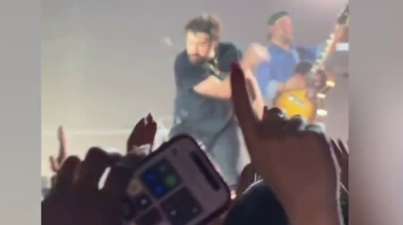 Problemi tecnici durante il live a Napoli, Tommaso Paradiso scaglia il microfono a terra