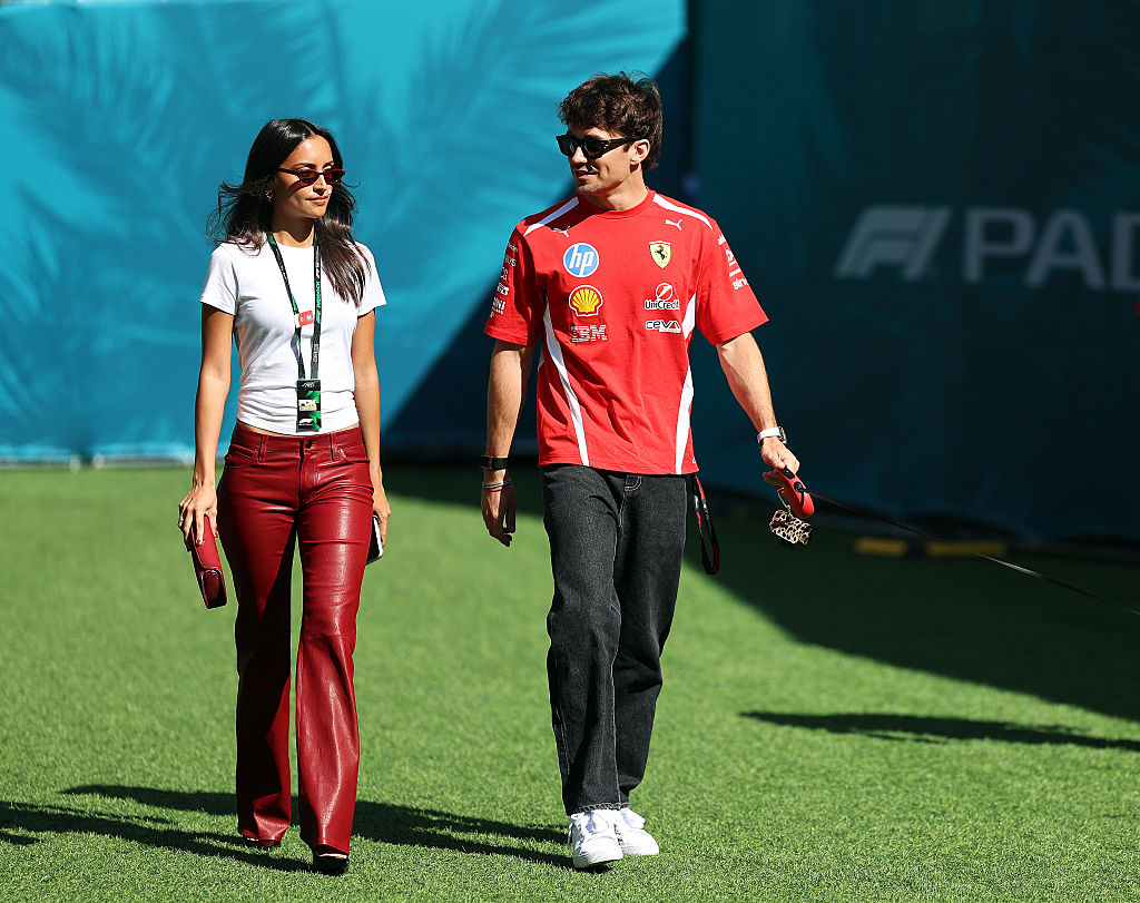 Alexandra Leclerc diva nel paddock del GP di Miami: la moglie di Charles diventa (anche) stilista e modella