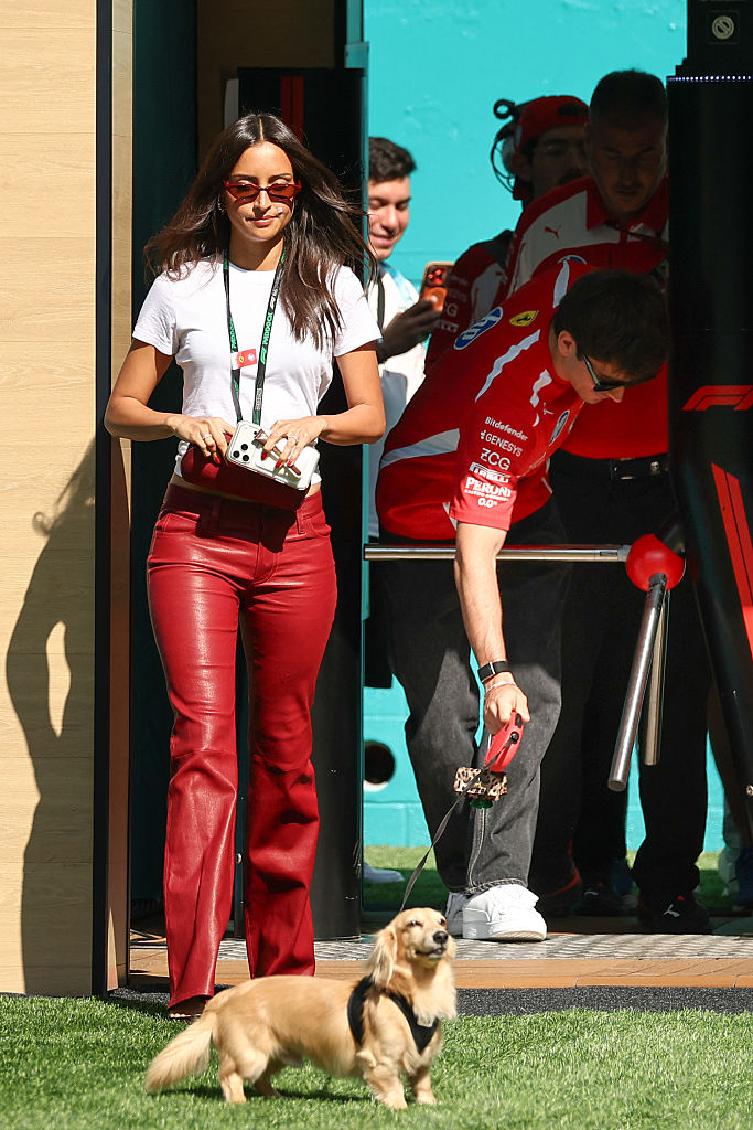 Alexandra Leclerc diva nel paddock del GP di Miami: la moglie di Charles diventa (anche) stilista e modella