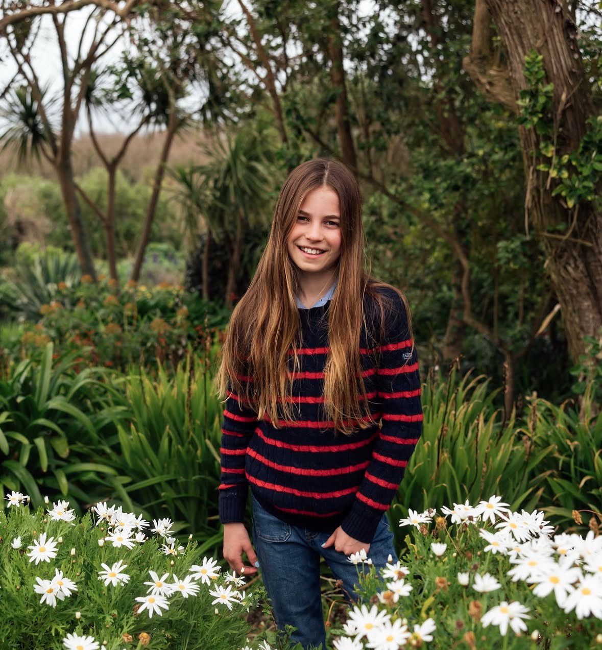 La principessa Charlotte compie undici anni: il nuovo ritratto, sorridente, con i capelli lunghi e sciolti, in mezzo alla natura