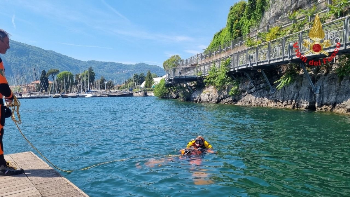 Mandello del Lario, si tuffa nel lago di Como e non riemerge più: muore annegato un 15enne, era sulla piattaforma Guzzi con gli amici