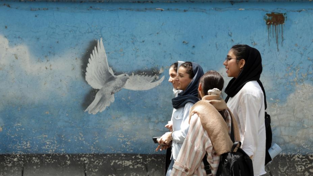 Lo scrittore Mohammad Tolouei: «Benvenuti a Teheran: abituati al dolore, noi sopravviviamo»