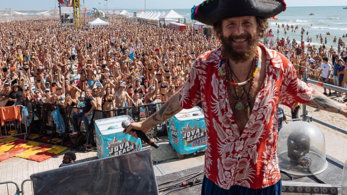 «Il Jova Beach Party ha cambiato la costa e distrutto le dune». Inchiesta a Barletta, tre indagati per il concerto di Jovanotti