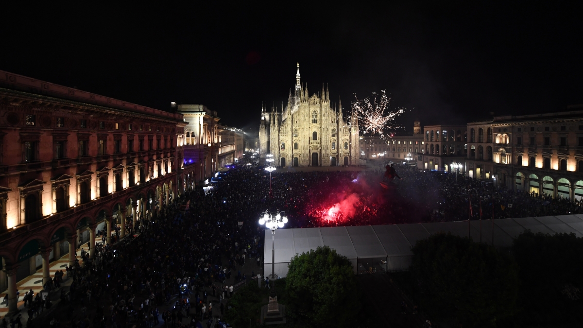 Festa scudetto Inter a Milano, la diretta |Migliaia in piazza Duomo, fuochi d'artificio e caroselli. La cena dei campioni d'Italia allo Sheraton di San Siro