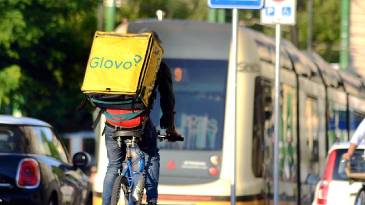 Milano, Glovo ai pm sui rider: «Sì a un nuovo contratto con i sindacati e 200 euro in più in media al mese»