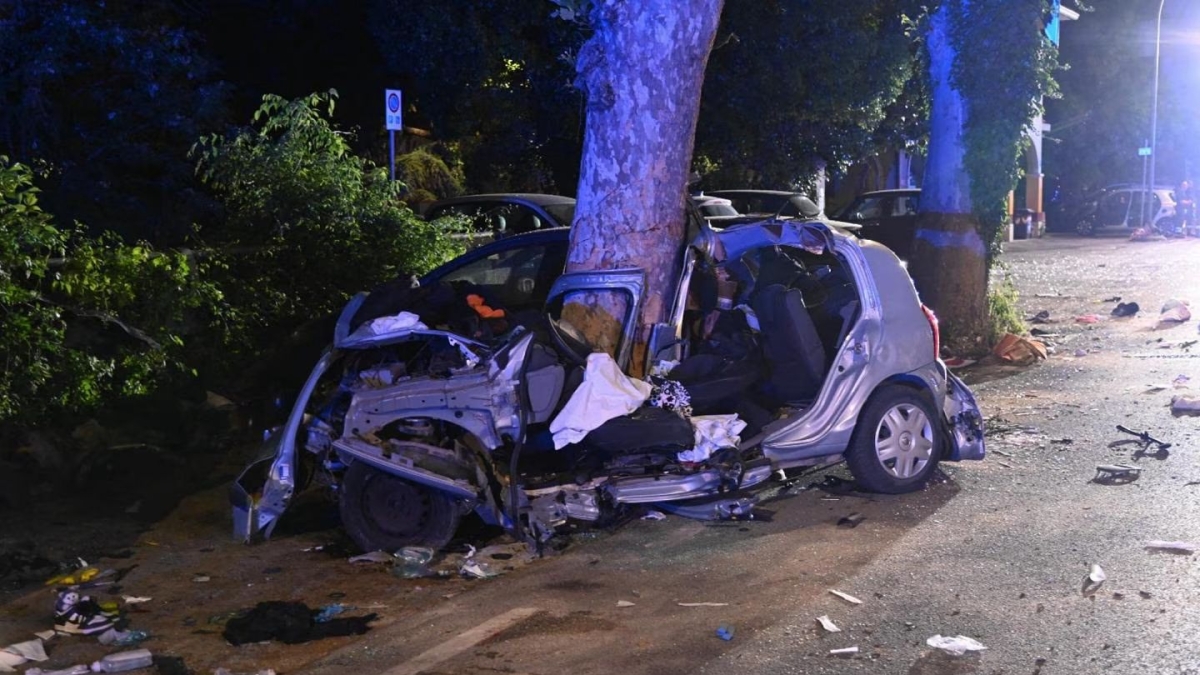 Forlì, schianto con l'auto: morte due studentesse universitarie. «Gravissima un'altra ragazza che era a bordo»
