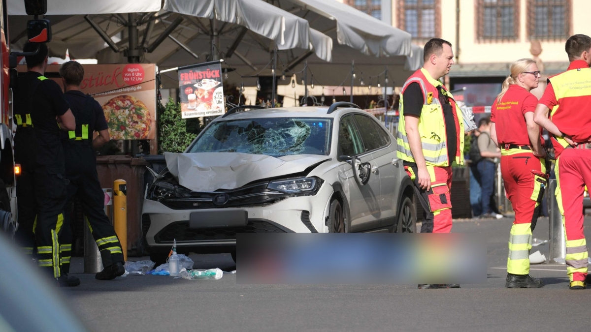 Lipsia, auto investe pedoni in centro città. Il sindaco: «Due morti e una ventina di feriti. Arrestata la persona alla guida»