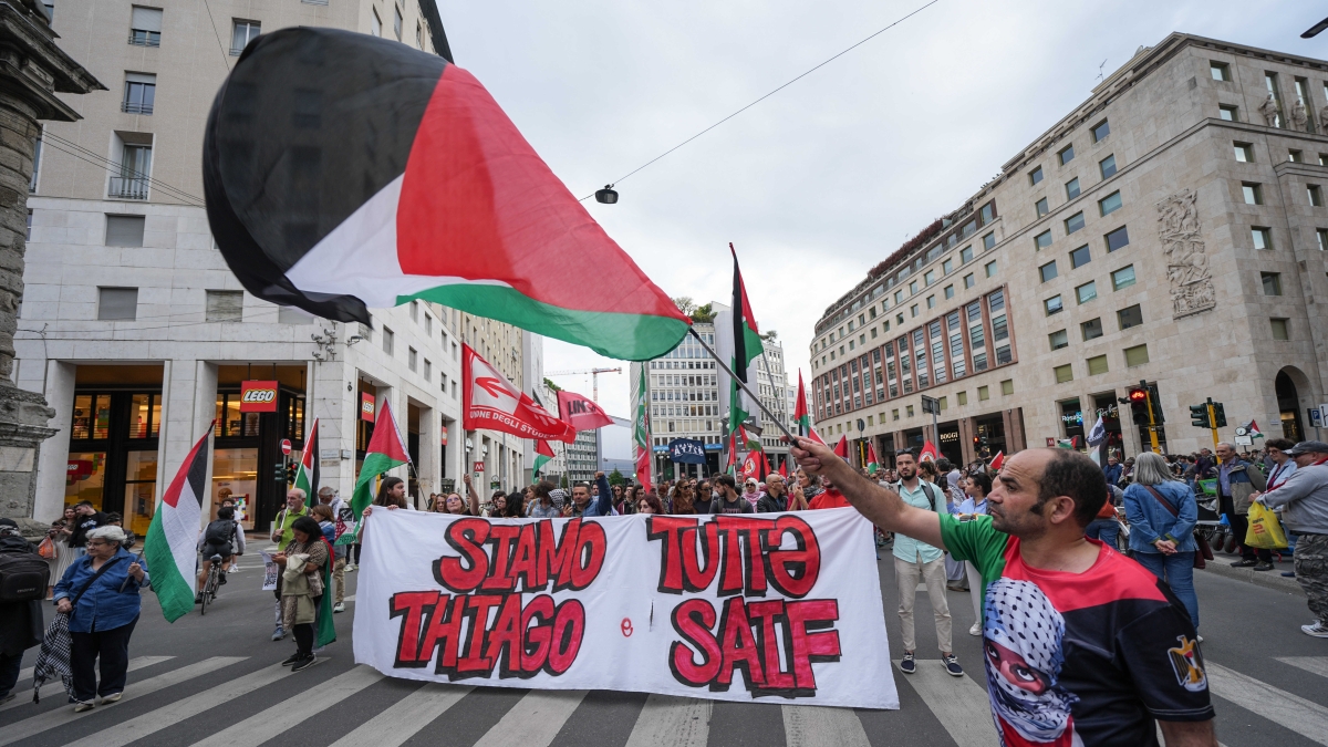 Flotilla, La Russa: «Rischi scarsi e gridano alla tortura. Cercano solo visibilità». Piantedosi: «Concordo». La manifestazione a Milano