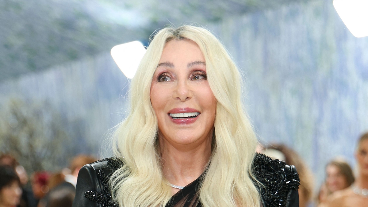 Cher compie 80 anni: gli inizi come corista, la dislessia, il sodalizio (e l'amore) con Sonny Bono, il figlio transgender