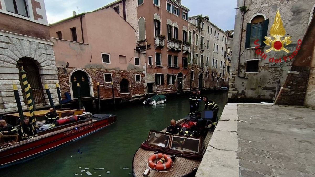 Venezia, cade in canale a San Polo e i passanti tentano di salvarlo: muore a 25 anni