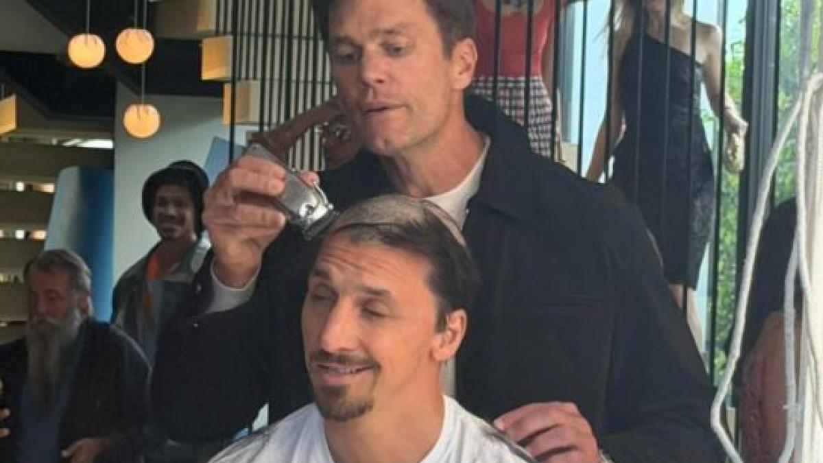 Ibrahimovic si fa rasare la testa da Tom Brady per una scommessa persa
