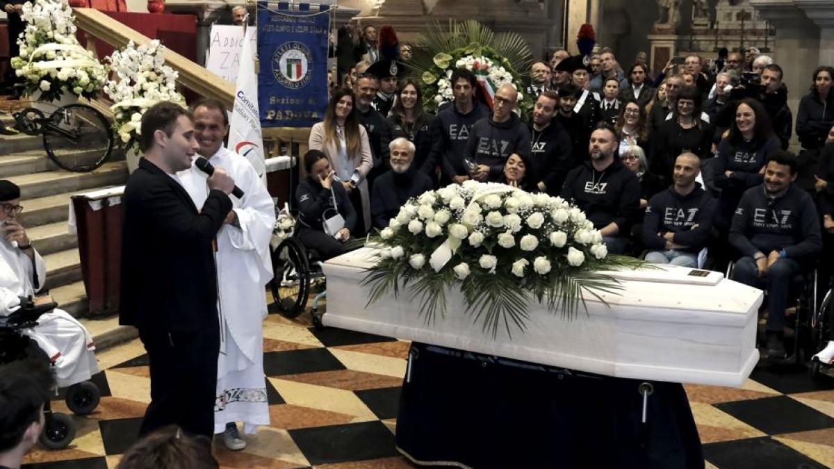 Zanardi, «Capitano, mio capitano». L’ultimo abbraccio ad Alex. Il figlio: vita meravigliosa