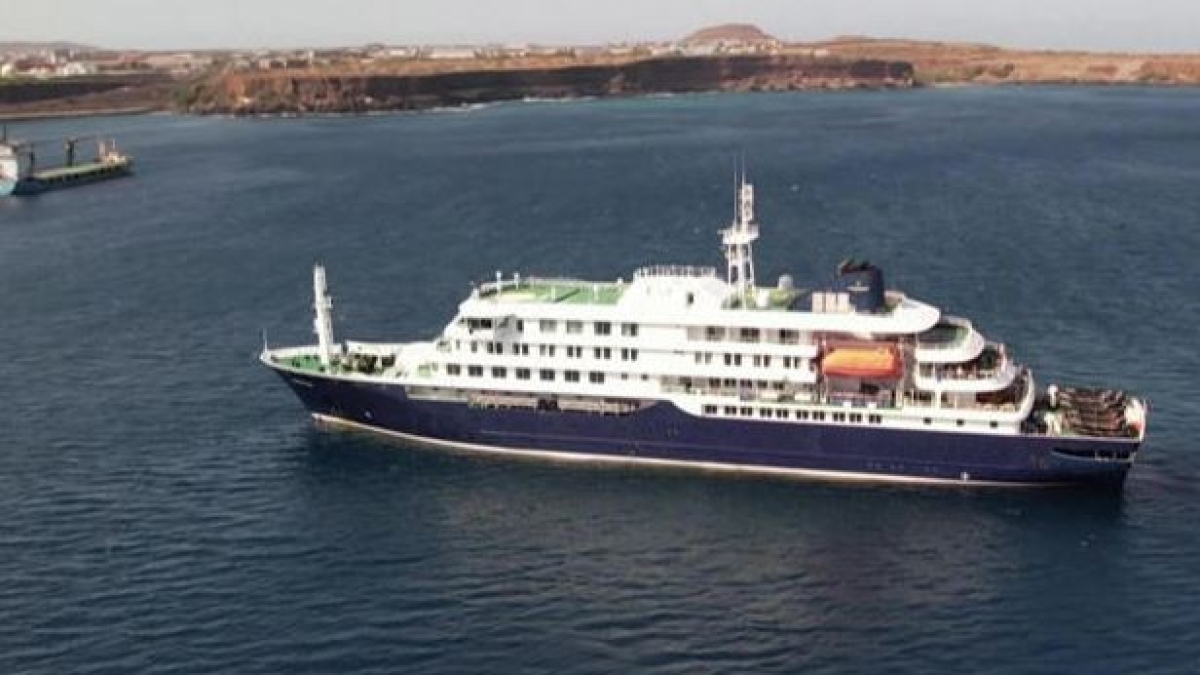 Hantavirus, il governatore delle Canarie rifiuta di far attraccare la nave e chiede una riunione con Sanchez