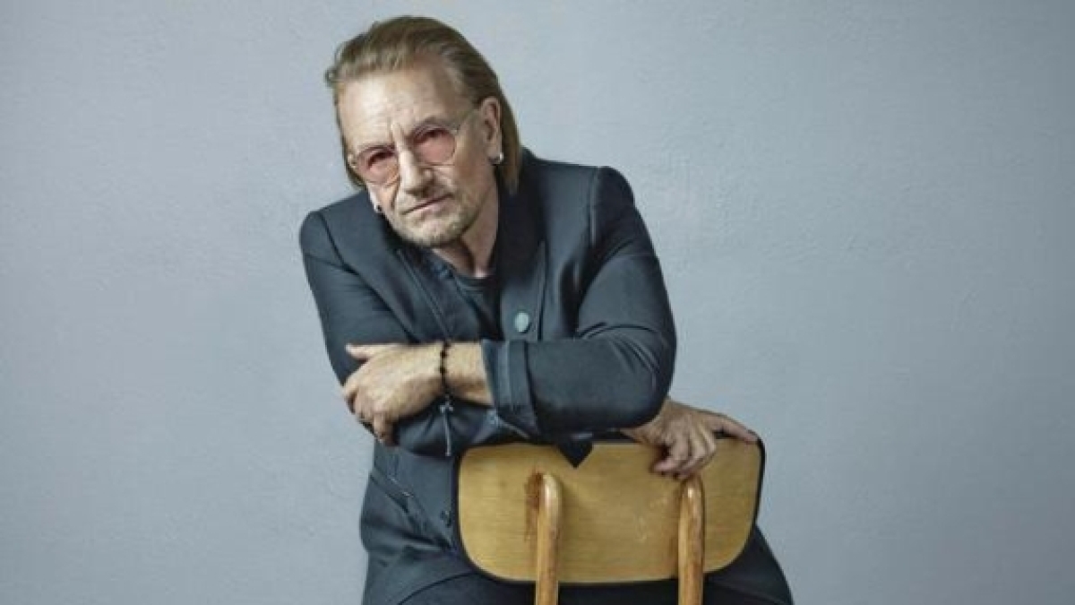 Bono Vox compie 66 anni: la madre scomparsa quando ne aveva 14, chi è la moglie conosciuta a scuola, 7 segreti