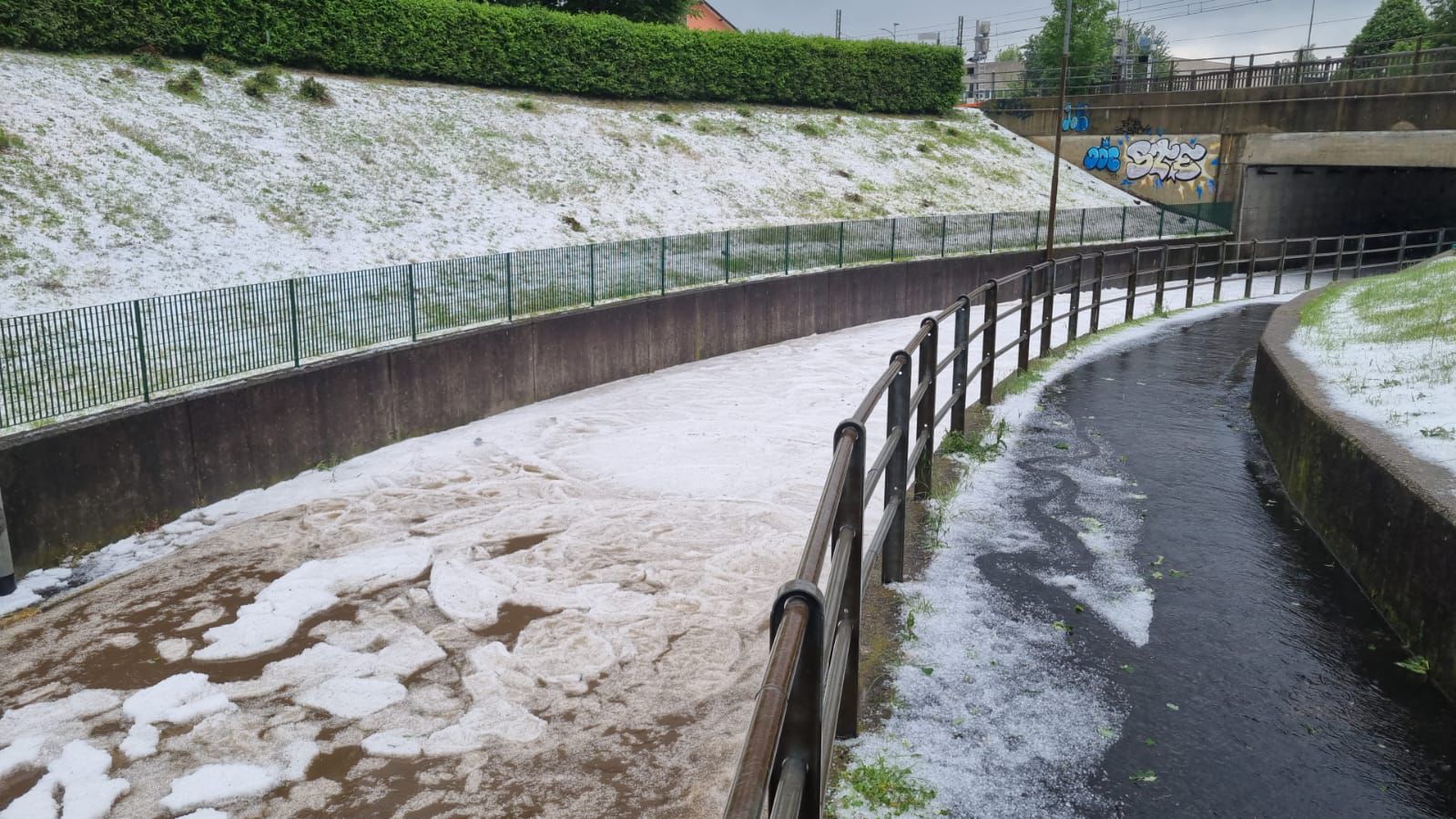 Grandine nel Varesotto, a Cislago le strade invase da fiumi di ghiaccio. Colpite anche le aree limitrofe tra Como, Monza e Brianza