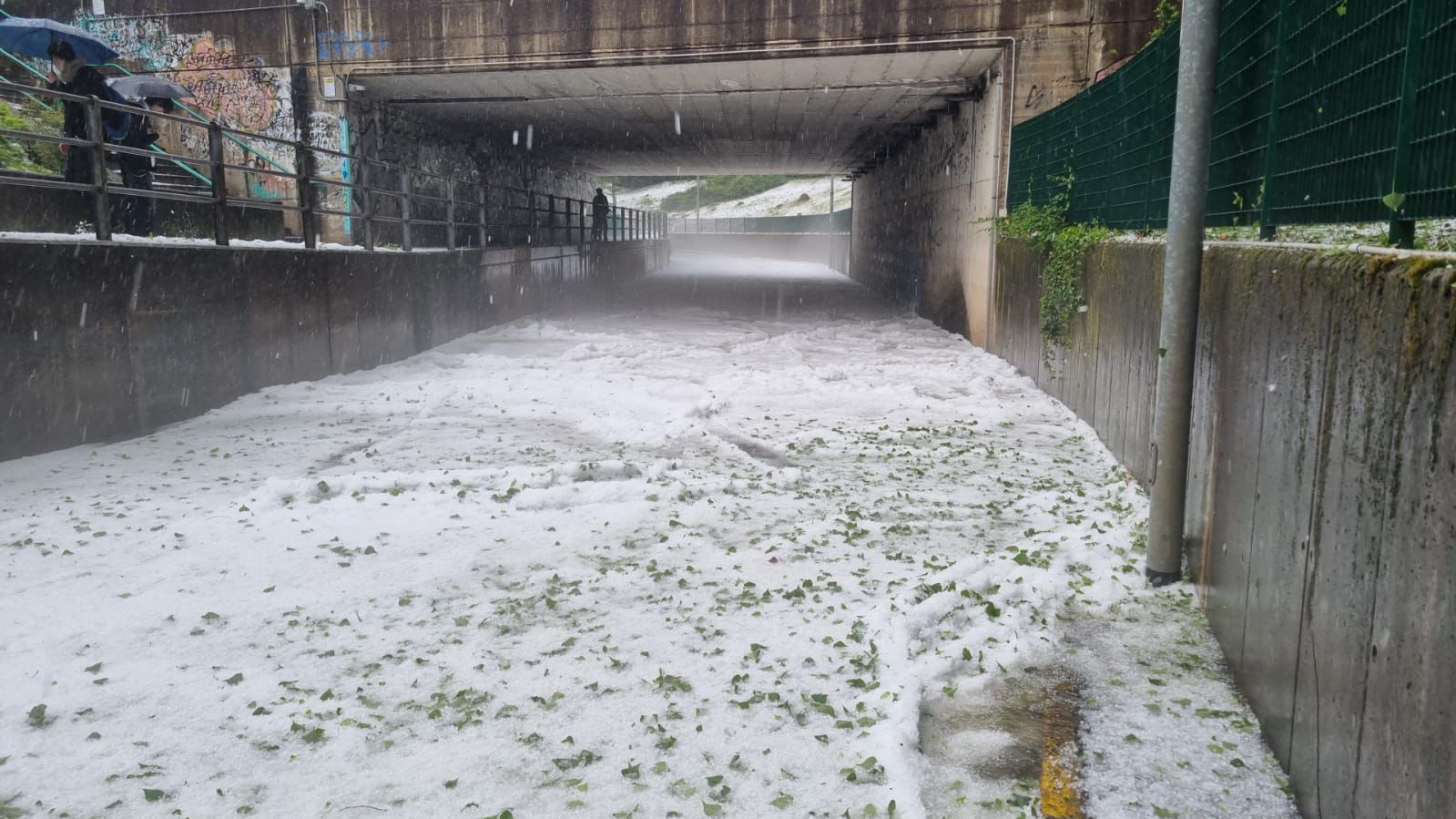 Grandine nel Varesotto, a Cislago le strade invase da fiumi di ghiaccio. Colpite anche le aree limitrofe tra Como, Monza e Brianza