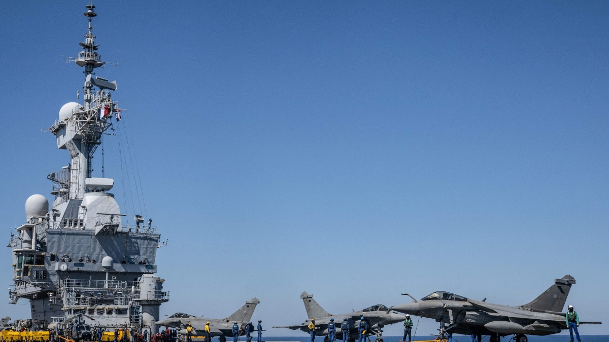 Guerra in Iran, le ultime notizie in diretta | Tensione a Hormuz. Forze Usa attaccano obiettivi iraniani, missili e droni di Teheran contro tre navi americane. Trump: «La tregua resta in vigore»