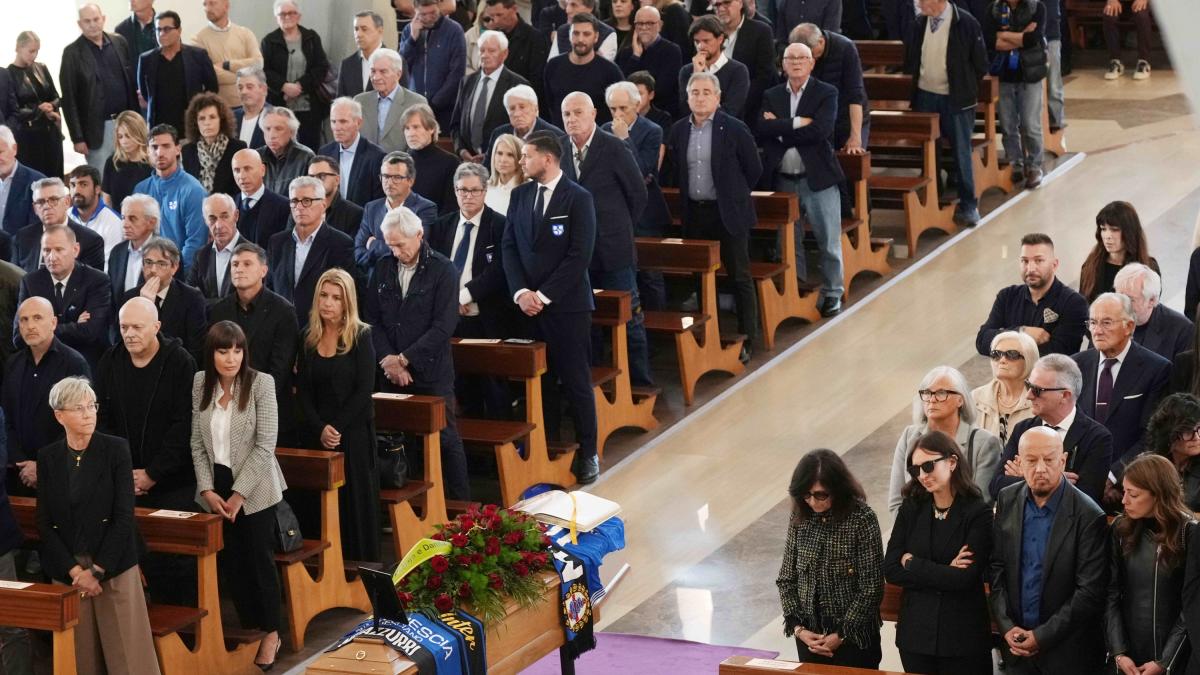Funerali di Beccalossi, sul feretro la maglia n. 10 dell'Inter