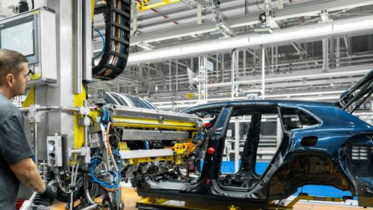Porsche taglia oltre 500 posti e chiude tre società: frenata sull’elettrico e ritorno ai motori tradizionali