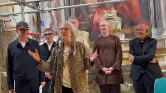 Patti Smith inaugura il padiglione del Vaticano alla Biennale di Venezia: il video